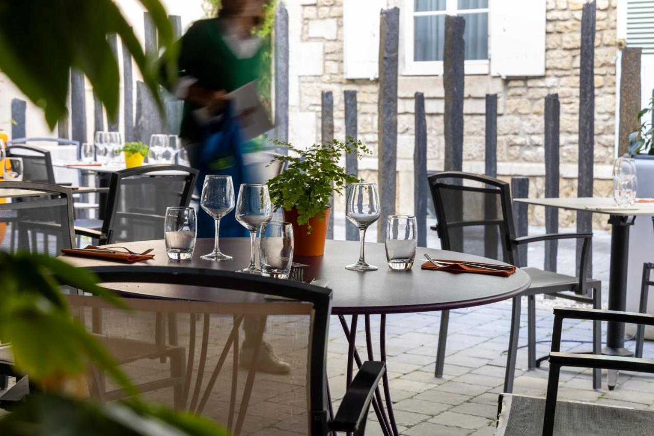 Logis Hotel-Restaurant Le Fontarabie Фонтене-льо-Конт Екстериор снимка