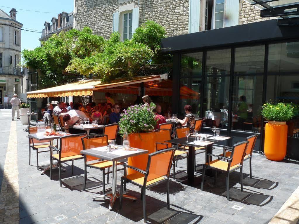 Logis Hotel-Restaurant Le Fontarabie Фонтене-льо-Конт Екстериор снимка